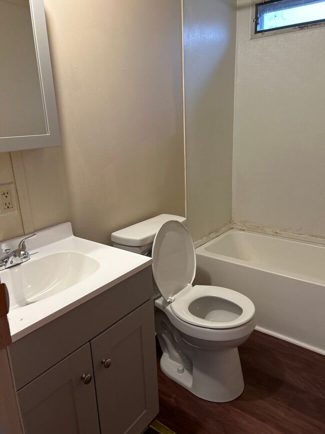 Building Photo - 2 Bedroom, 2 Bath