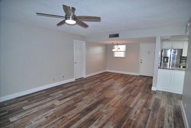 Building Photo - 729 Lori Dr