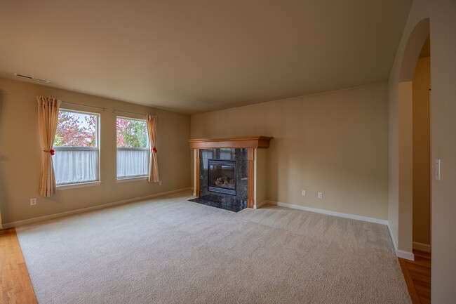 Building Photo - Spacious 3 Bedroom 2.5 Bathroom Rental Pro...