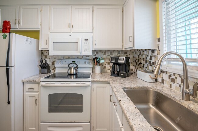 Building Photo - OFF-SEASON FURNISHED RENTAL