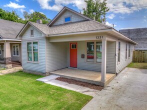 Building Photo - Newer construction home within walking dis...