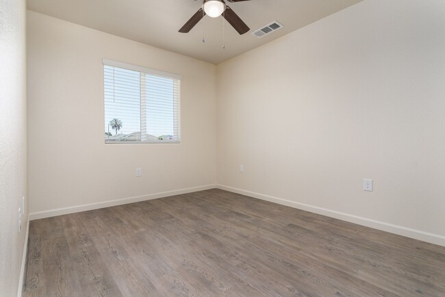 Building Photo - 2467 Oakmont Cir
