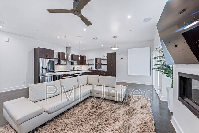 Building Photo - 425 W 9th St