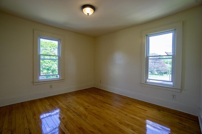 Building Photo - Available 8/1/26 - Spacious Newly Renovate...