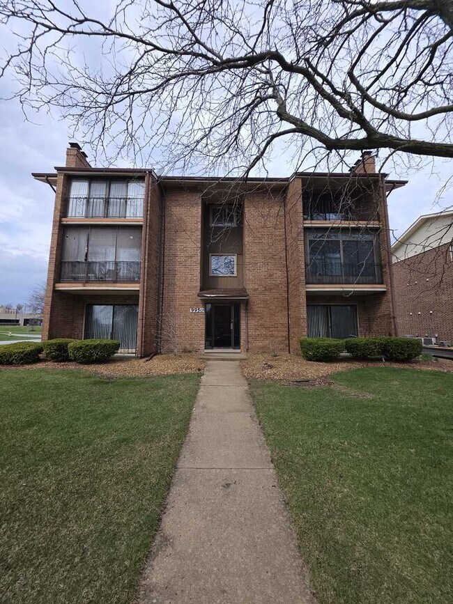 Building Photo - 9950 Treetop Dr