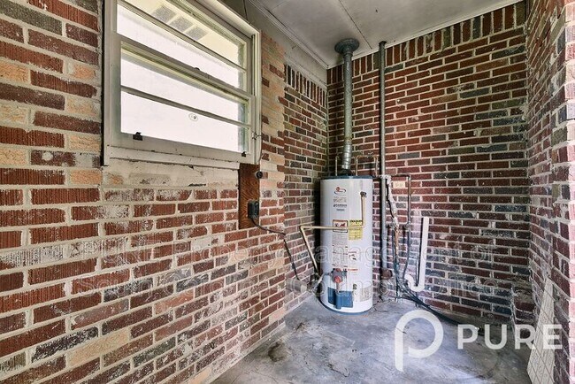 Building Photo - 5912 Barksdale Dr