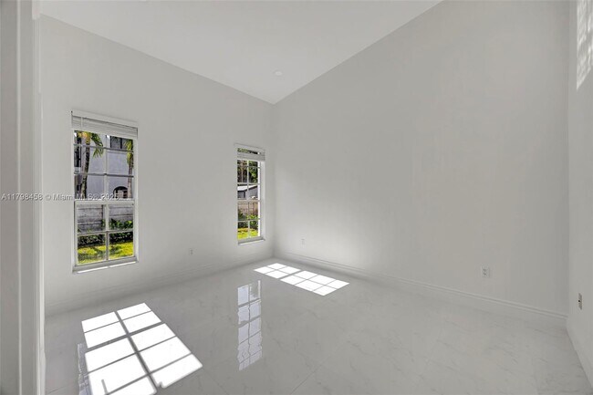 Building Photo - 6841 SW 71st Ave