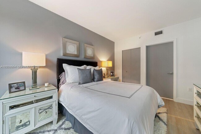 Building Photo - 121 NE 34th St