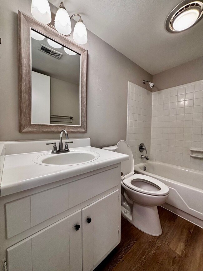 Building Photo - Spacious One Bedroom Located in Kettering ...