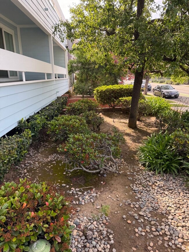 Building Photo - Beautifully Renovated 2 + 2.5 Santa Monica Condo townhouse