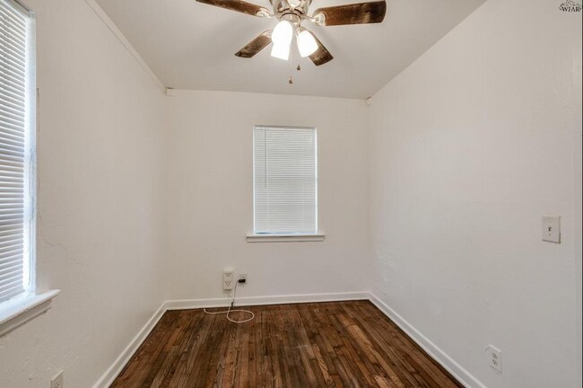 Building Photo - 604 E 1st St