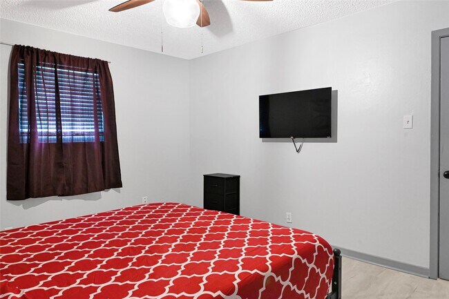 Building Photo - 1806 Clayton Dr