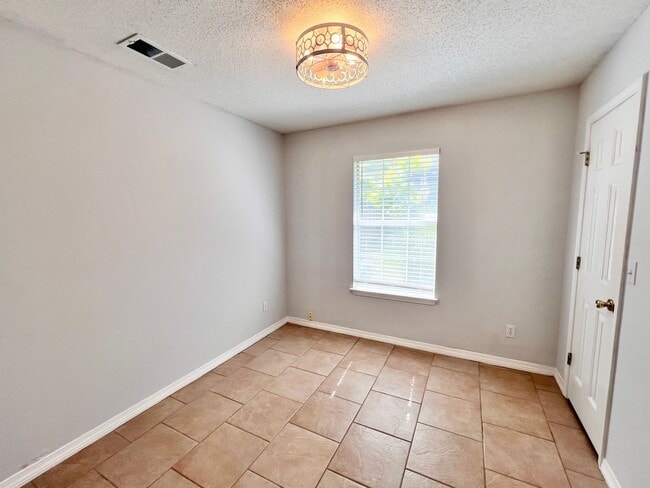 Building Photo - Charming Home - Newly Renovated