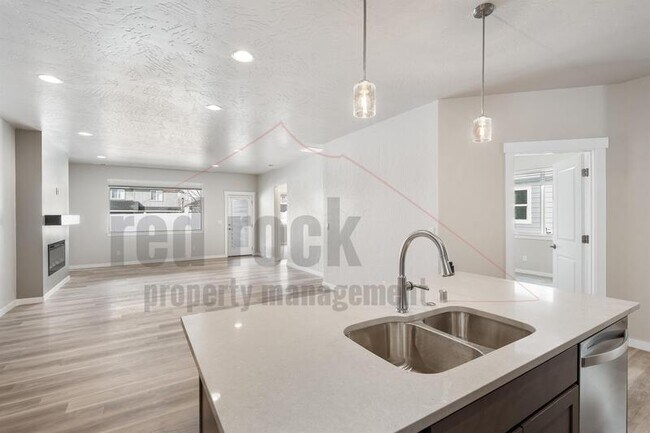 Building Photo - 1329 N Tschirley St
