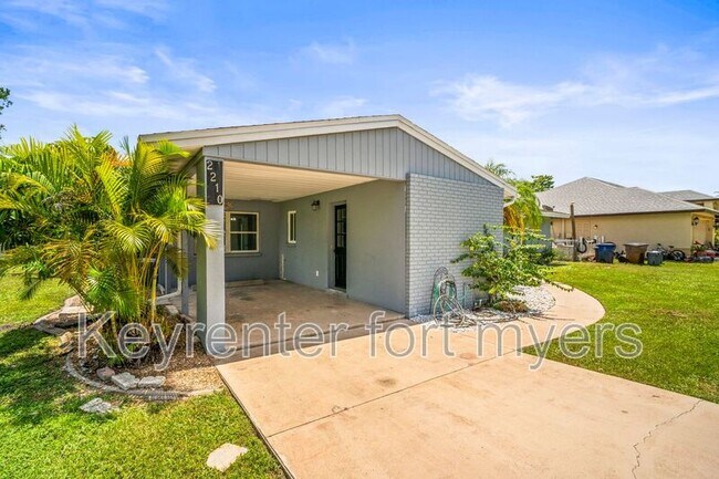 Building Photo - 2210 Parkview Dr