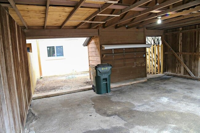 Building Photo - 2 Deerfield Dr
