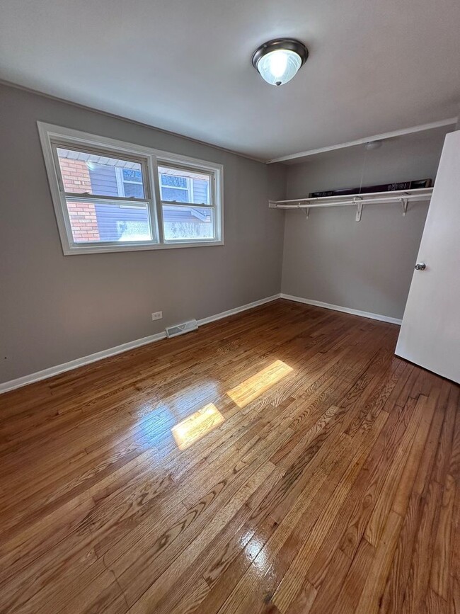 Building Photo - 4 BEDROOM VOUCHER*** Please TEXT (312)883-...