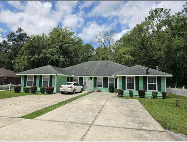 Building Photo - Bradford Duplex