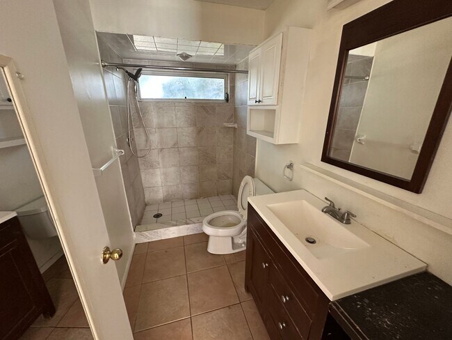 Building Photo - Spacious 4-Bed Pool Home in Gulf Gate East - Available Now!