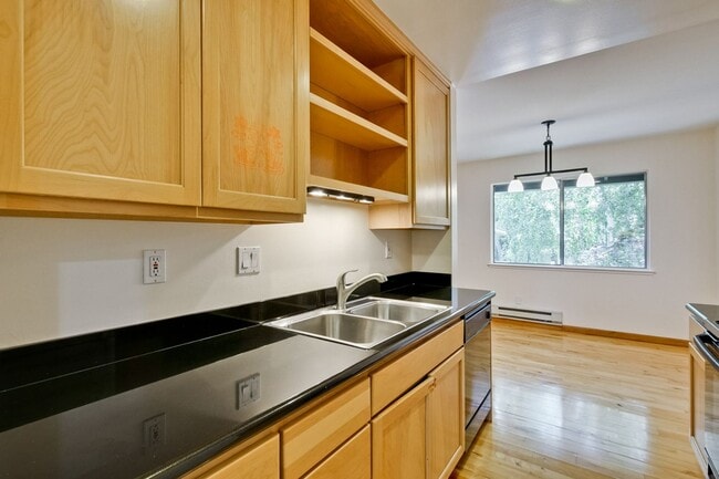 Building Photo - Very Spacious 2BR 2BA Condo in the Heart o...
