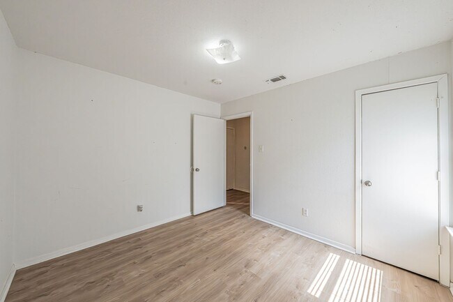 Building Photo - Super cute 2 bedroom 1 bath duplex