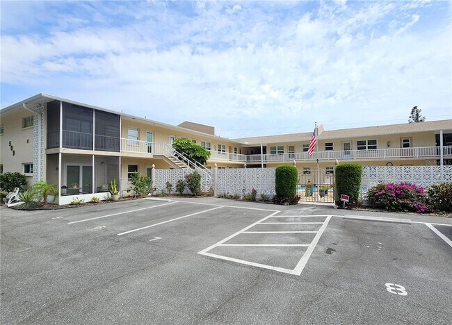 Building Photo - 509 W Venice Ave