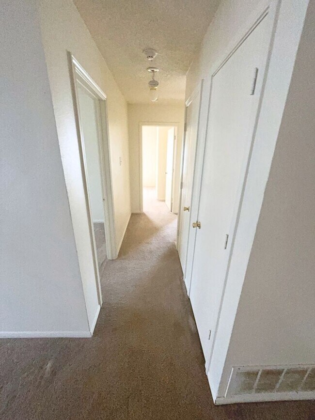 Building Photo - AVAILABLE NOW!