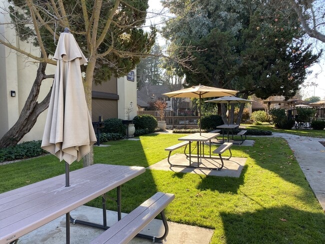 Building Photo - 3701 Colonial Dr