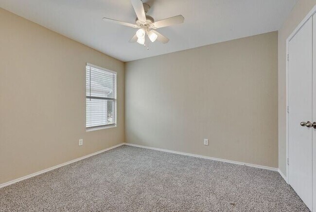 Building Photo - Newly updated home ready for move in