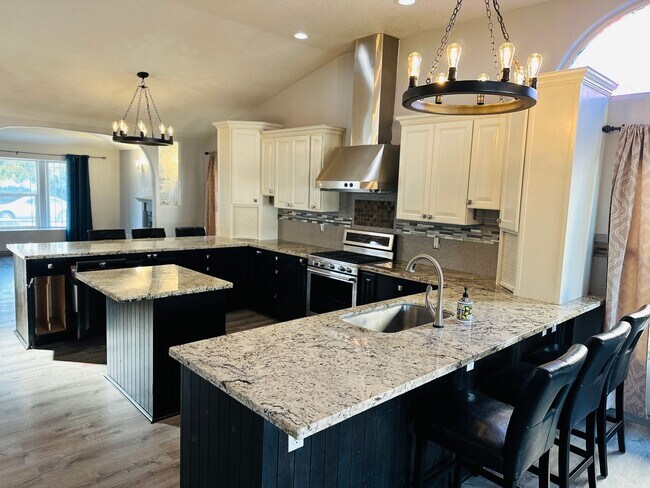 Building Photo - Beautiful Custom One Level Home