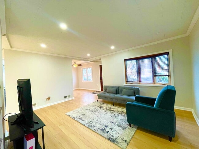 Building Photo - 278 Devonshire Dr