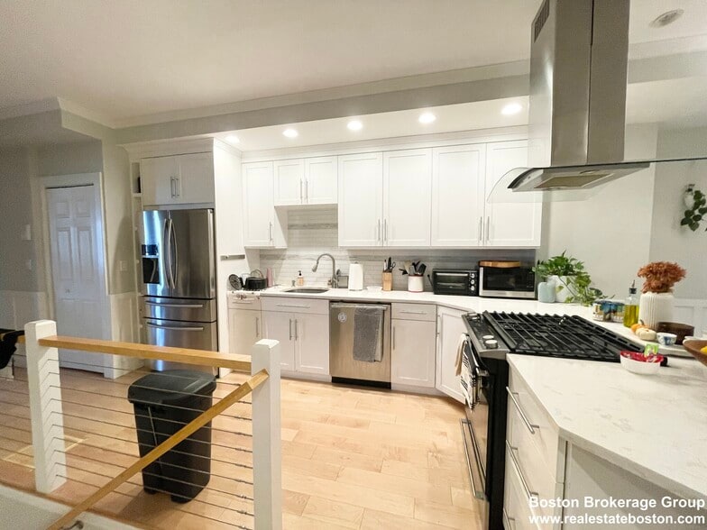 Building Photo - 108 Buttonwood St