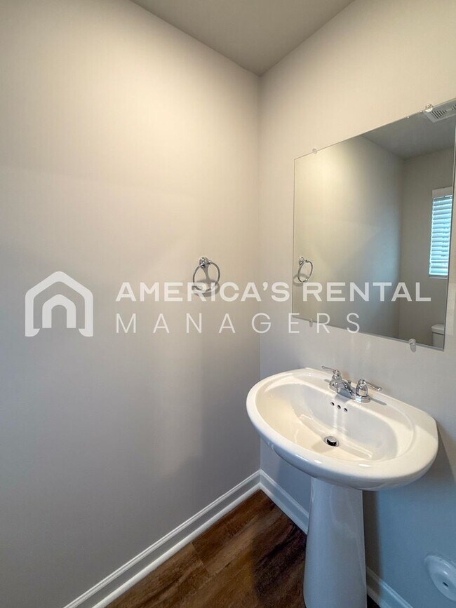 Building Photo - Escape to Lakeside Living in Lincoln! Available to View Now!!!