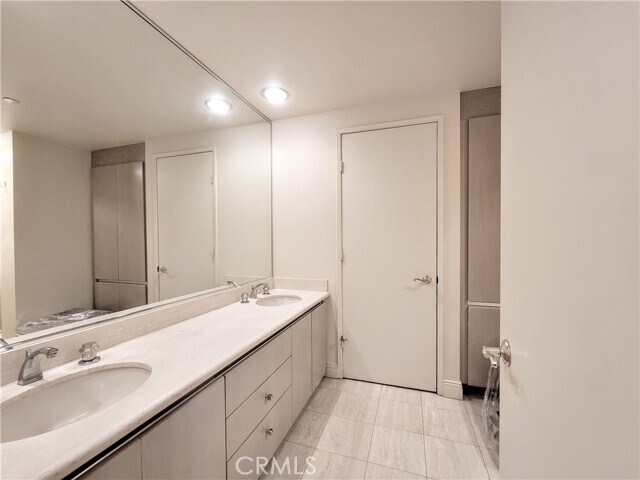 Building Photo - 850 E Ocean Blvd