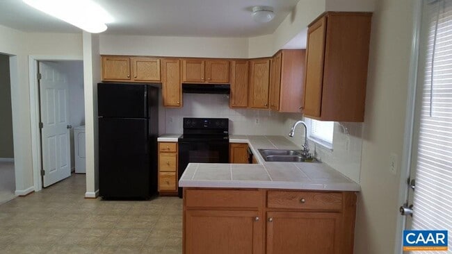 Building Photo - 706 Holly Hill Dr