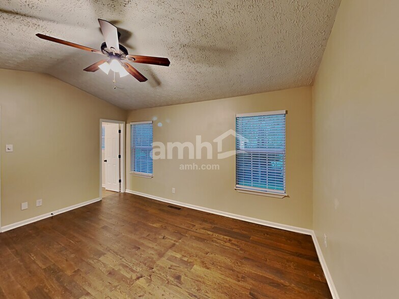 Building Photo - 6028 Woodcreek Dr