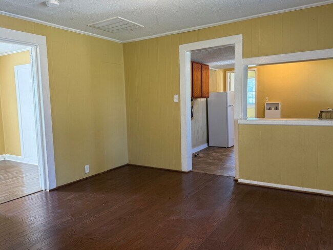 Building Photo - AMAZING LOCATION, Ranch Home Downtown Smit...