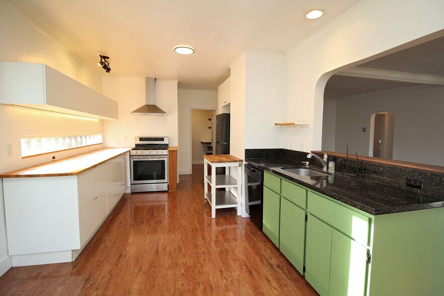 Building Photo - 1005 NE 58th Ave