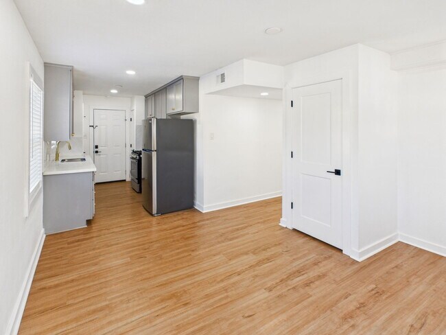 Building Photo - 607 Foch St