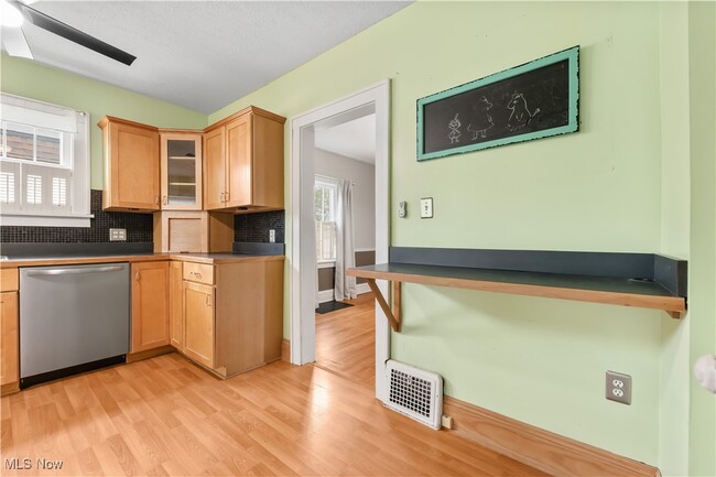 Building Photo - 2580 Whitelaw St