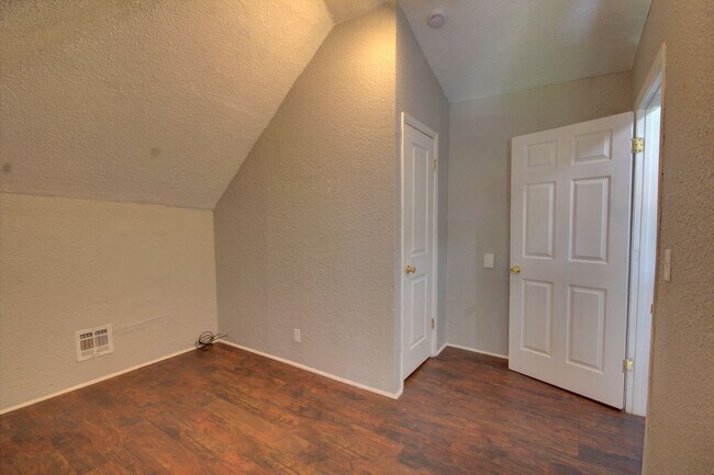 Building Photo - Upper level unit