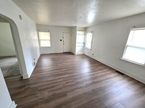 Building Photo - 751 Leonard Ave