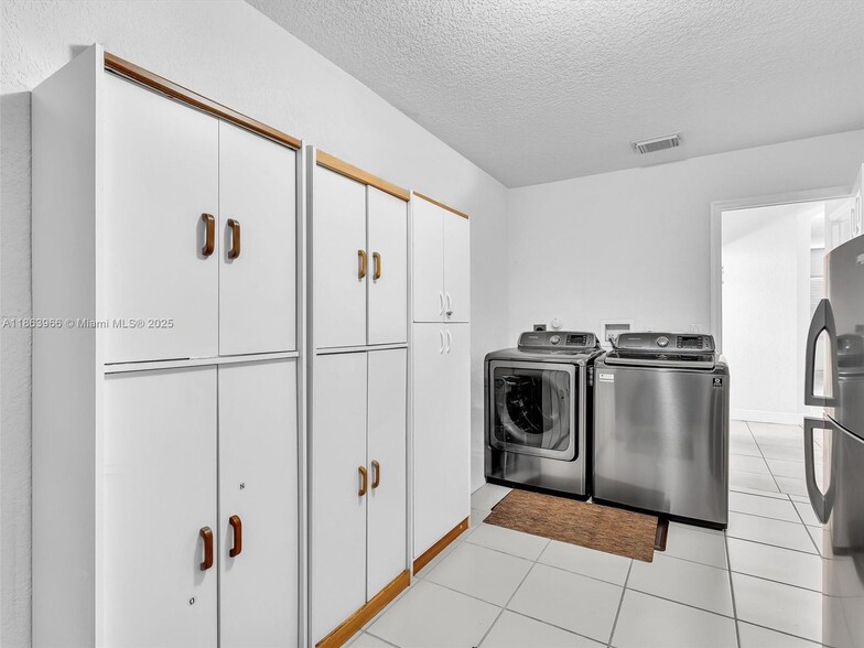 Building Photo - 3844 SW 53rd St