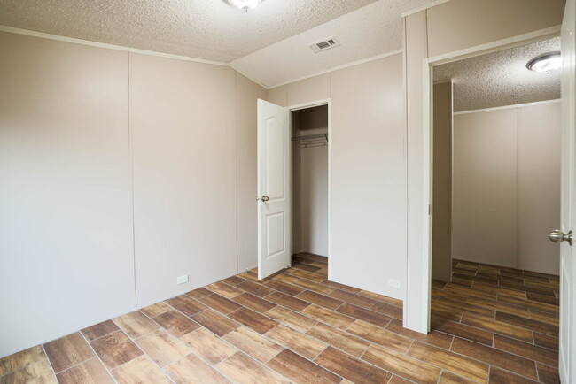 Secondary Bedroom w/ entrance and closet. - 1225 Orizaba