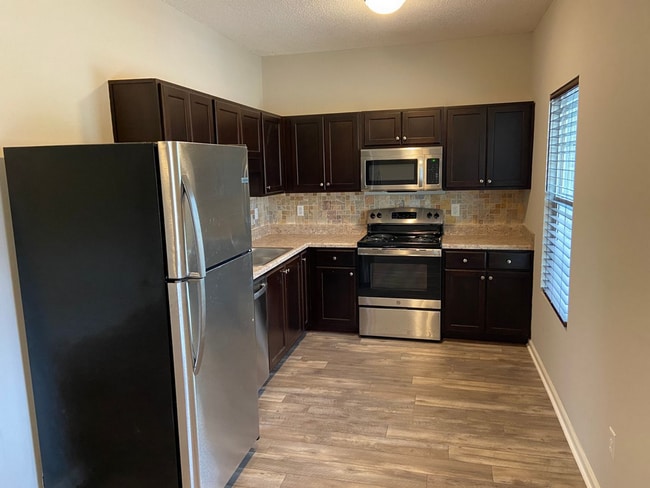 Building Photo - 4 bedroom/4 bath