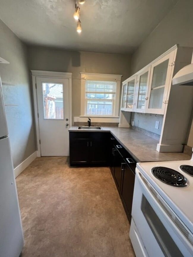 Building Photo - 3 Bedroom House on Jefferson St Near Downt...