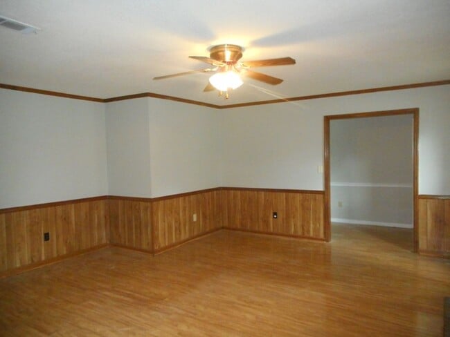 Building Photo - Charming 3BR/2BA Rental in Sand Ridge Neighbourhood
