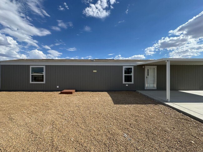 Building Photo - 1700 Yale Dr