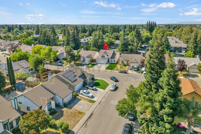 Building Photo - Completely Renovated 4-Bedroom Home with M...