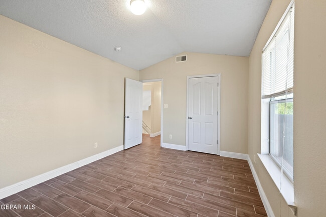 Building Photo - 11236 Northview Dr